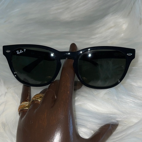 Polarized Ray-Ban Classic Black Sunglasses - Picture 1 of 4